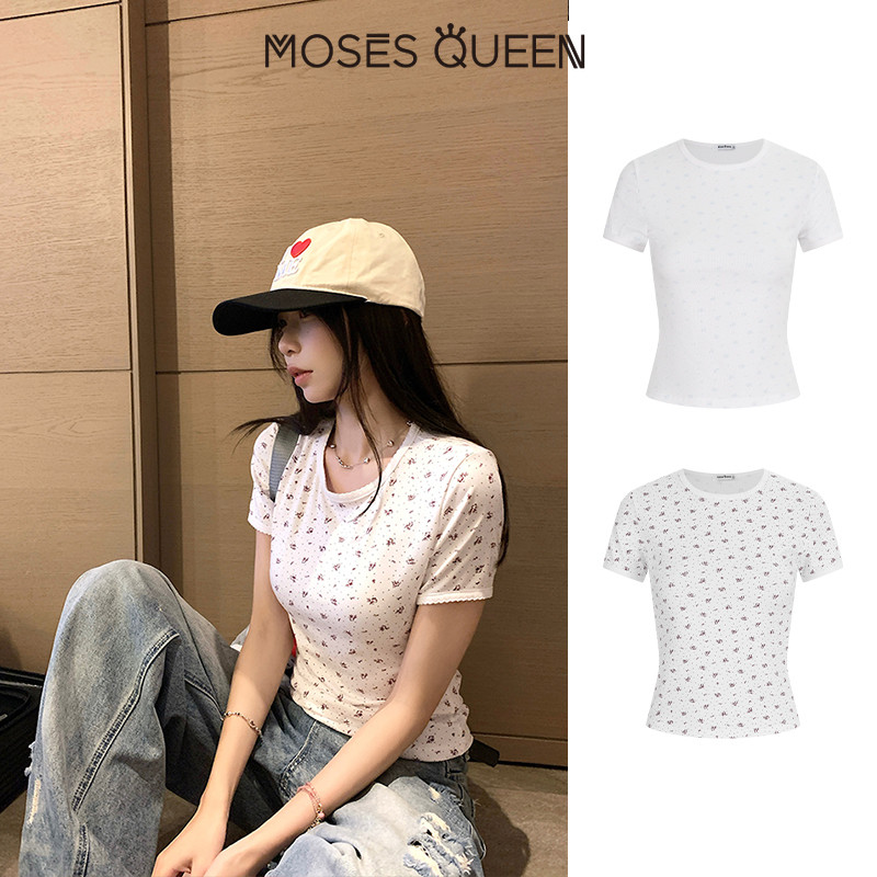 < MOSESQUEEN > เสื้อผ้าสกรีนสีขาว แบบเสื้อกาวยาวแขนสั้น ตัวเรียบ คอเป็นวง ดีไซน์ไหล่หน้า พร้อมลวดลายลายลูกไม้ รูปทรงสไตล์เด็กหญิงหวานๆ #63613