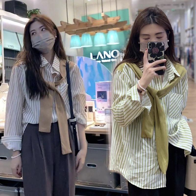 W334 เสื้อเชิ้ตแบบเลเยอร์สไตล์ผ้าคลุมไหล่ลายทางย้อนยุคตัวใหม่จาก akifoon.store โดดเด่นด้วยดีไซน์ลำลอง ทรงหลวม และช่วยให้