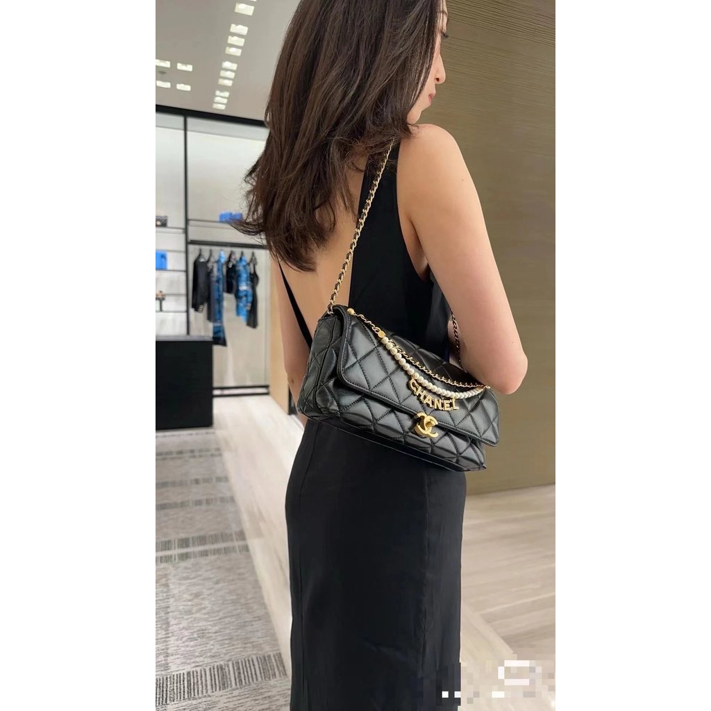 CHANEL 2024A กระเป๋าสุภาพสตรีใหม่ แบบ Baguette สายโซ่ไข่มุก