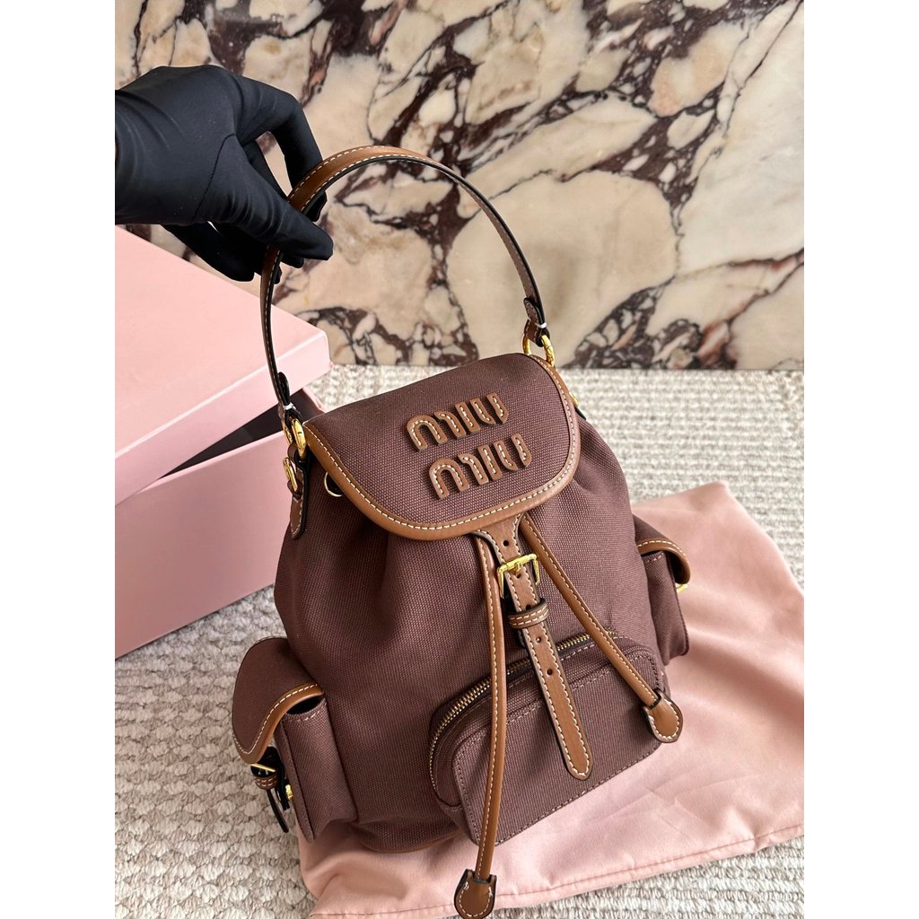 กระเป๋าเป้สะพายหลัง MiuMiu โลโก้ MiuMiu สำหรับแฟชั่นและใช้งานจริง