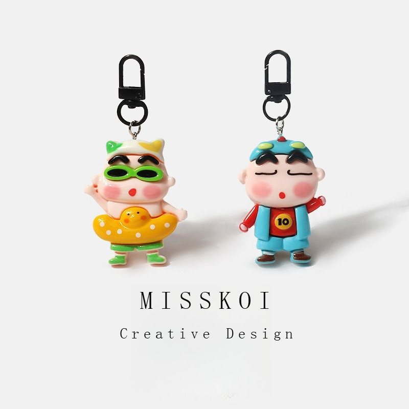 MISSKOI การ์ตูนสร้างสรรค์ Crayon Shin-Chan ตัวอักษรพวงกุญแจที่ไม่ซ้ํากันทุกวันกระเป๋าเป้สะพายหลังกระเป๋าจี้ All-Match จี้อุปกรณ์เสริม