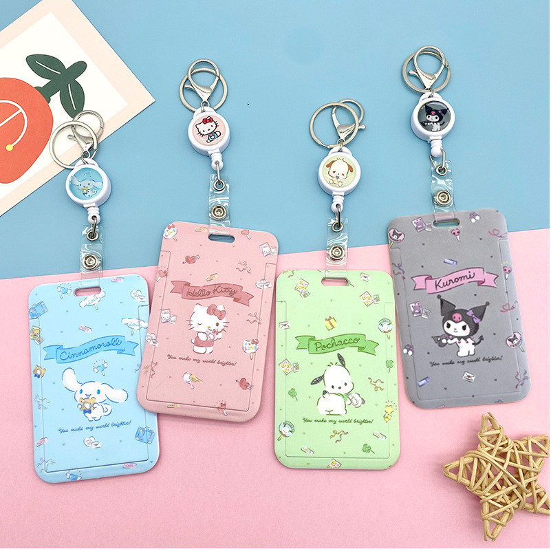 SANRIO น่ารัก ซานริโอ ผู้ถือบัตรที่มีม้วนหด-คิตตี้ คุโรมิ รหัส ป้ายผู้ถือพวงกุญแจสําหรับรถบัสนักเรียนทํางานป้ายบัตรลบตัวเอง
