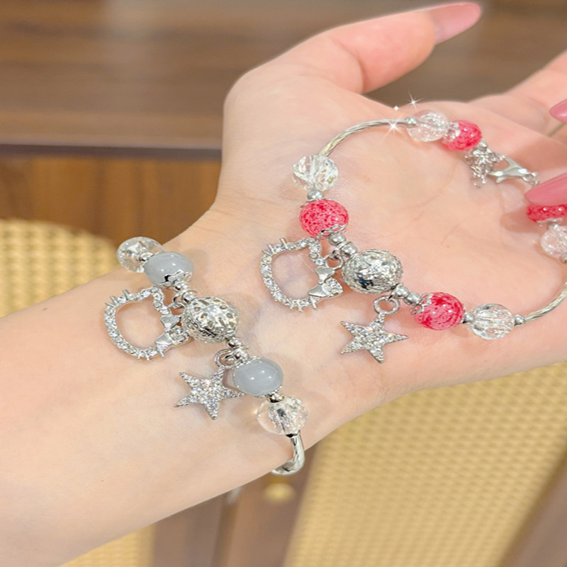 สร้อยข้อมือคริสตัลสตรอเบอร์รี่ ดีไซน์เก๋ อัญมณีสำหรับแฟชัน