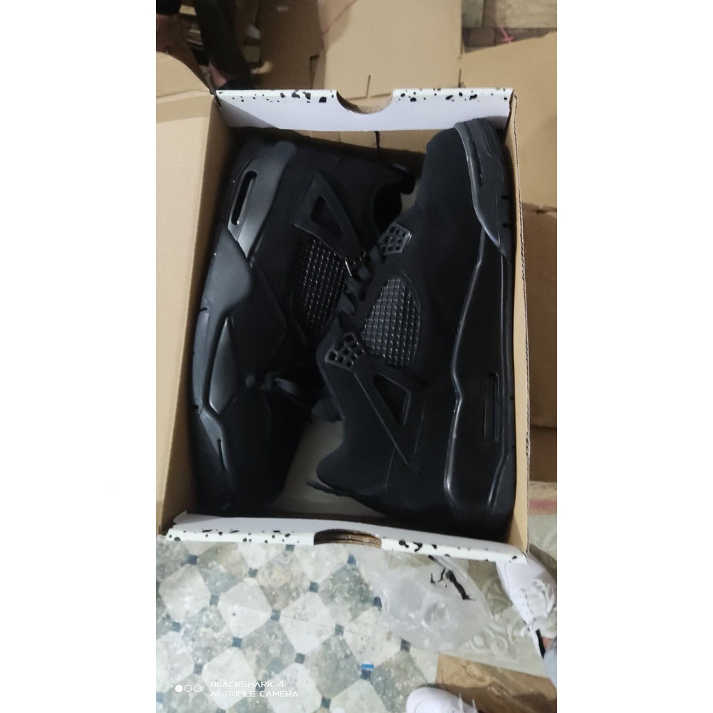 คลังสินค้าพร้อม เตรียม AJ4 Retro Black Cat Black-Light Graphite รองเท้าผ้าใบ AJ4 สีดําทั้งหมด CU1110