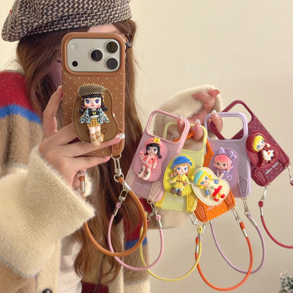 ตุ๊กตามอลลี่ เหมาะสําหรับเคสโทรศัพท์ลายหนัง Apple 17PrMax iPhone 16/15/14/13/12/11 เคสแบบนุ่มเชือก