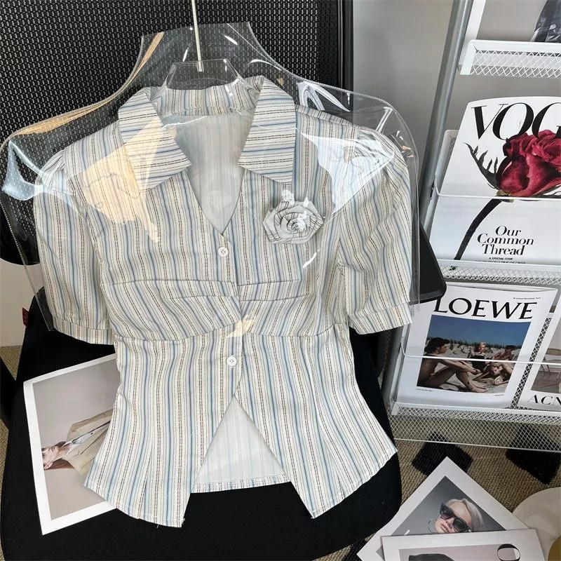 COCO เสื้อสุภาพสตรี แขนสั้น คอวี ลายดอกไม้ ทรง Slim Fit - รูปที่ 1