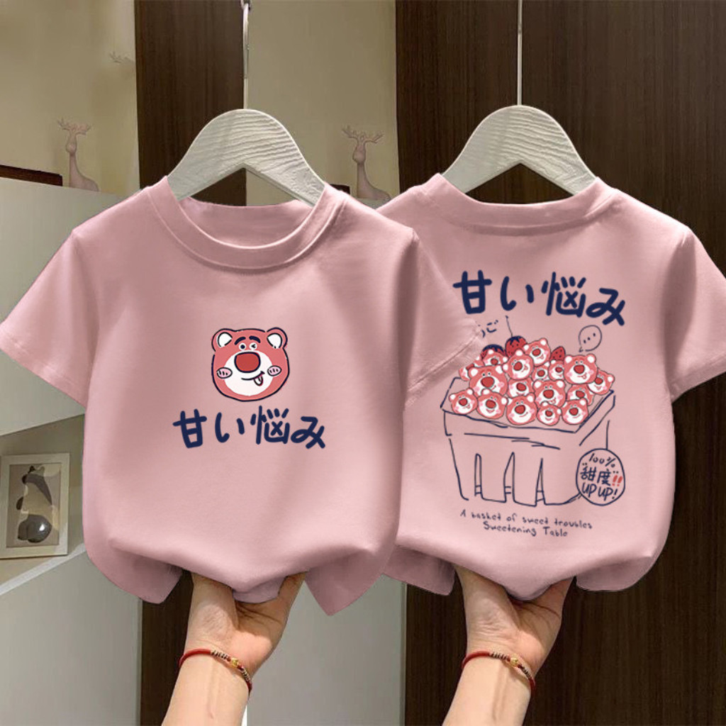 เสื้อยืดแขนสั้นสำหรับเด็กผู้หญิงตัวนี้มีดีไซน์พิมพ์ตัวอักษร ทำให้ดูมีสไตล์ น่ารัก และสนุกสนาน เหมาะสำหรับใส่ในฤดูร้อน