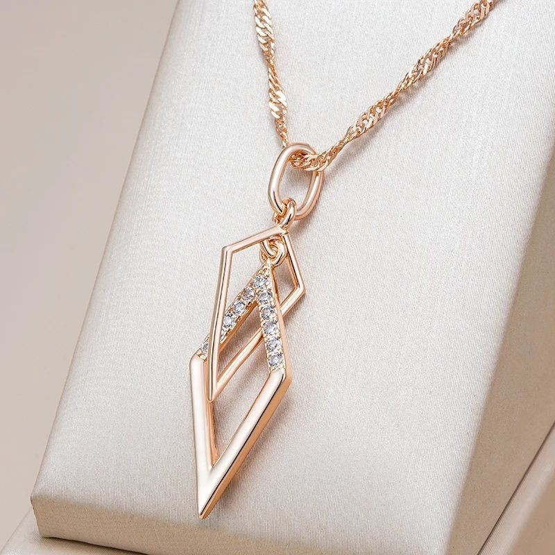 เครื่องประดับเนื้อเรขาคณิตเพชรจี้585 Rose Gold จําลองสร้อยคอ All-Match แฟนภรรยา 4.10