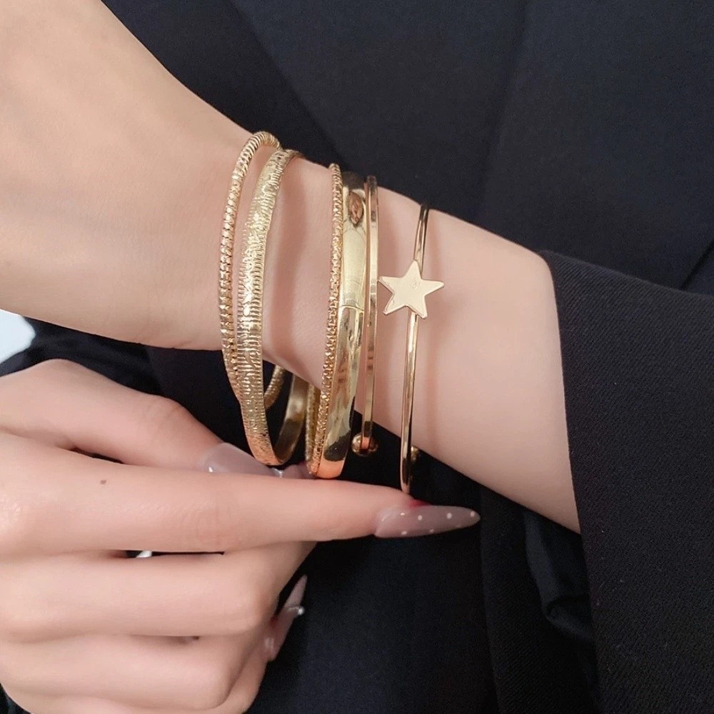 SANAVALA ชุดกำไลข้อมือ 6 หรือ 7 ชิ้น แบบกว้าง เปิดโล่ง ออกแบบโดยใช้โลหะ สัญลักษณ์ดาวห้าแฉก ในโทนสีทองและเงิน เครื่องประดับสไตล์ยุโรป อเมริกัน สำหรับคนชอบแฟชันเฉพาะกลุ่ม ราคา ถูกที่สุด ดีลบีเคเค แกลเลอรีภาพที่ 4