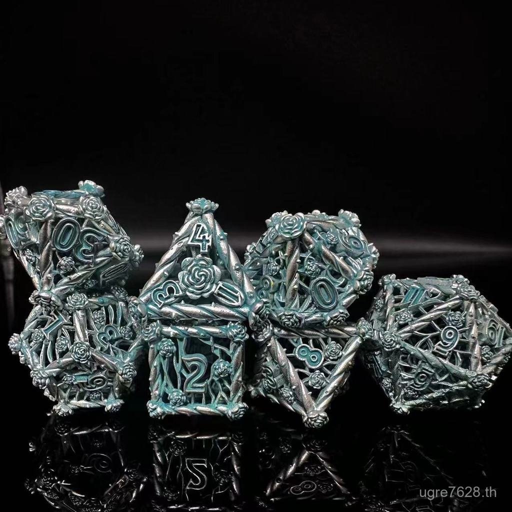 Dungeons และ Dragons Running Group เกมกระดาน dnd Dice Metal Dice Set Dice Hollow Rose M8DC