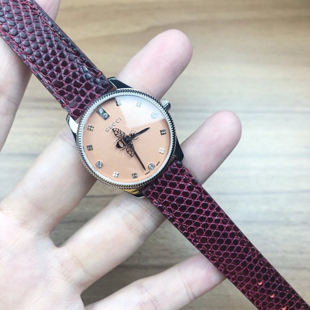 [คุณภาพการสั่งซื้อต้นฉบับจริง] GUCCI GUCCI G-Timeless Series Bee สุภาพสตรีสายหนังแท้นาฬิกานาฬิกาข้อม