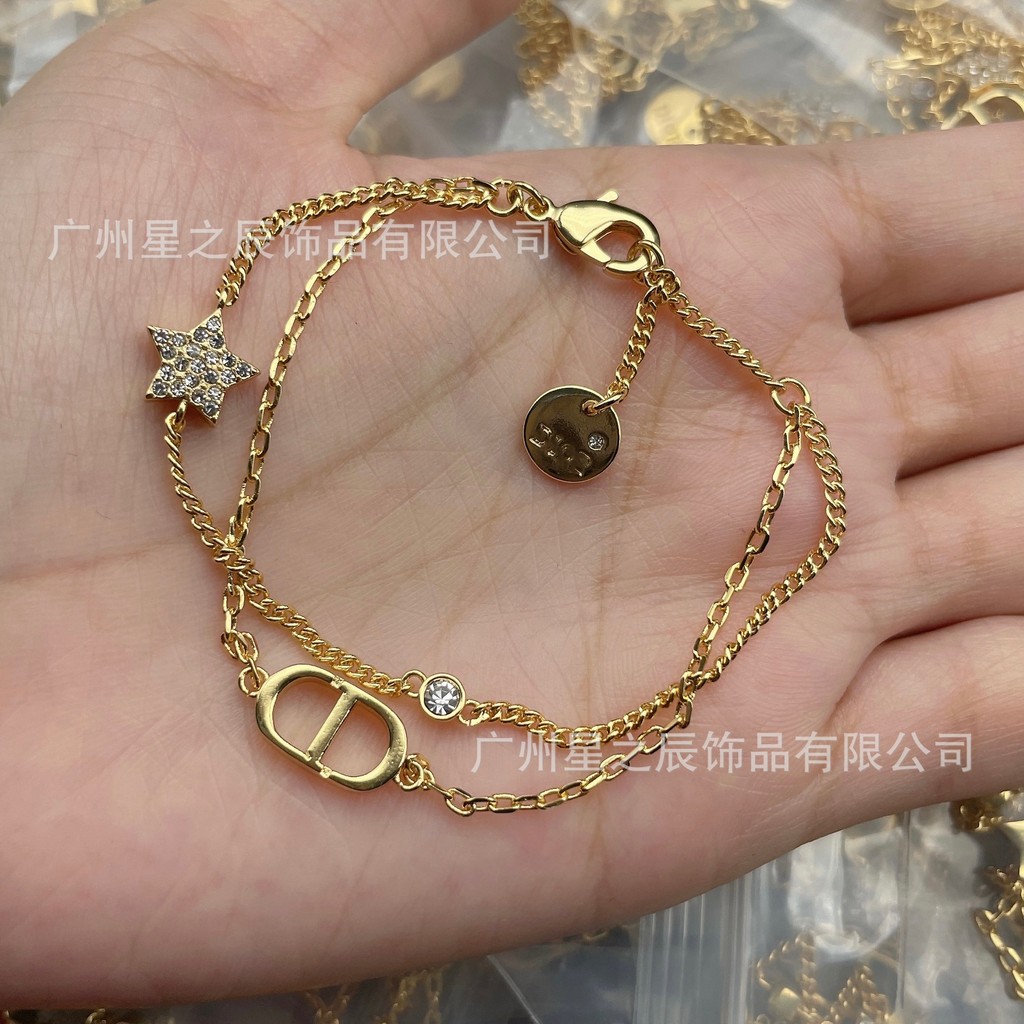 ดิออร์5060 สร้อยข้อมือสองชั้นพร้อมตัวอักษรป้ายหญิงเรียบง่าย