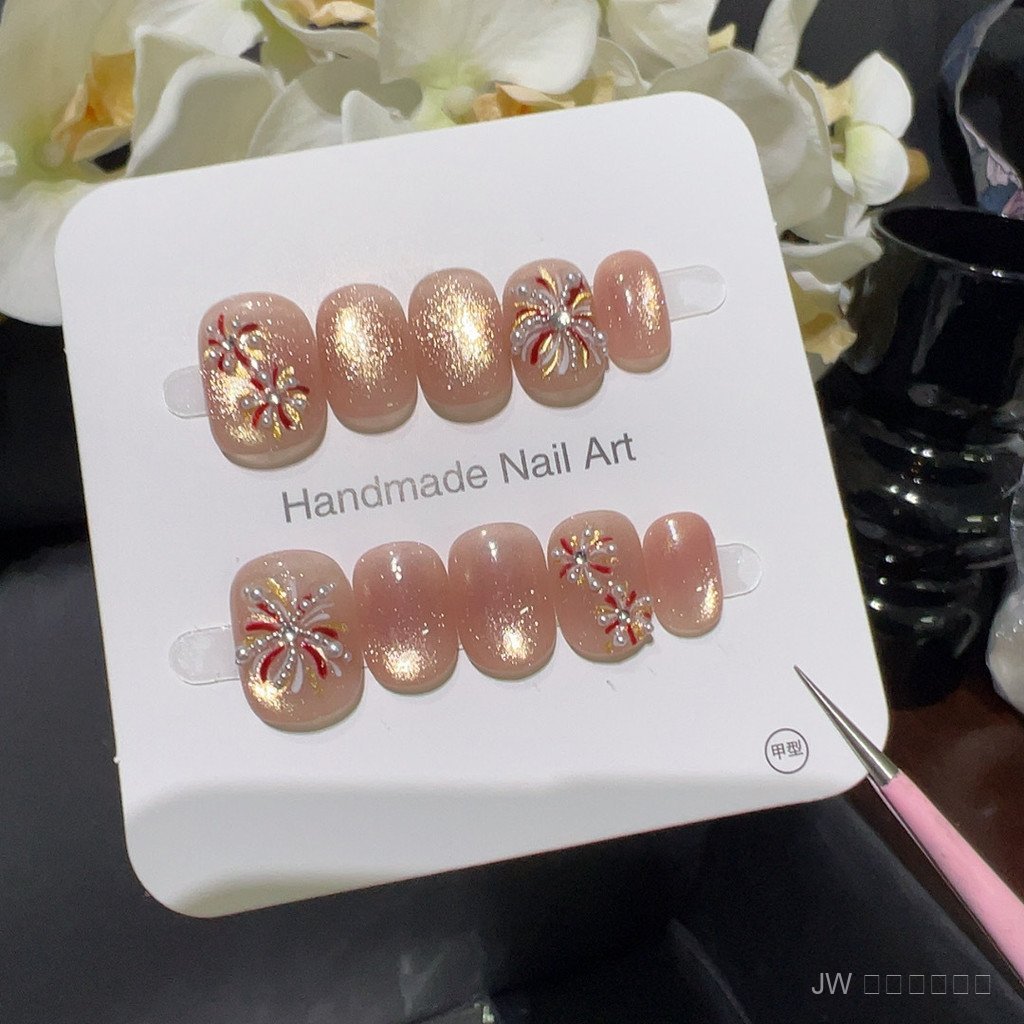 ✨พรีออเดอร์ ส่ง 25 ก.พ.✨โรแมนติกและมีแสงวาววับรับปีใหม่! 💖 เล็บปลอมแฮนด์เมดพื้นสีชมพูใสมุกมวล 🌟 ลายดอกไม้ไฟทองแวววาว เรืองแสงขาวใสเป็นธรรมชาติ | ใส่งานเลี้ยงหรือวันสำคัญก็เหมาะ