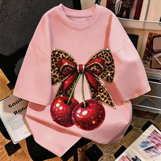 TEE·SHOP🍀 เสื้อยืด oversize เสื้อเท่ๆ เกาหลี "Cherry Bow" เสื้อแฟชั่นใ เกาหลีสไตล์ พิมพ์ลาย ผ้านิ่มใส่สบาย COD
