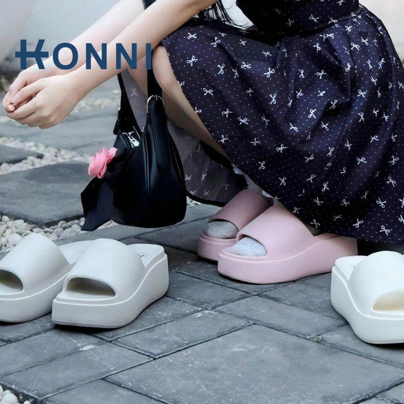 KONNI รองเท้าแตะผู้หญิงสไตล์ฤดูร้อน พื้น EVA นุ่มสบายและเบา มีดีไซน์คลุมเท้าใหม่