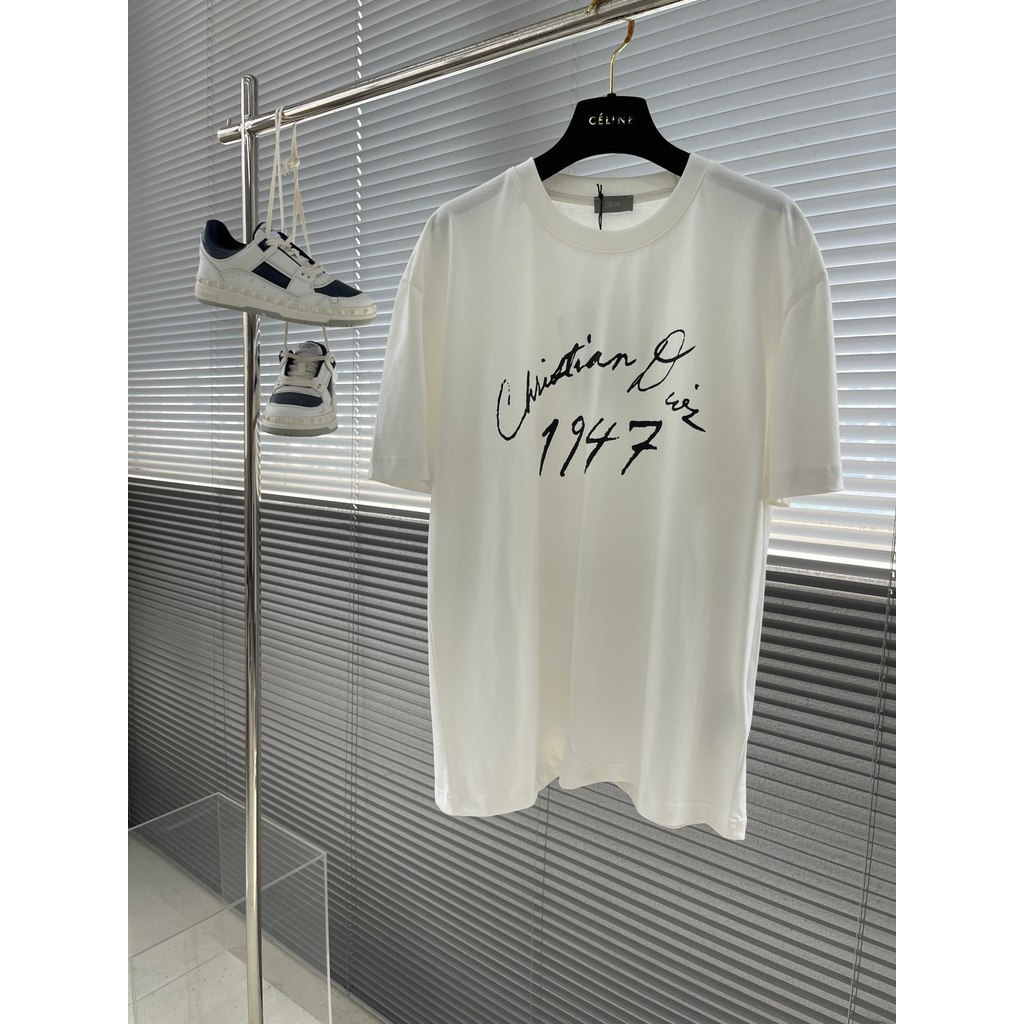 DIOR/DIOR/2026 ฤดูร้อนสไตล์ใหม่แขนสั้นเสื้อยืดผู้ชายสไตล์ผู้หญิงสไตล์คู่ขนาดใหญ่2025 ฤดูใบไม้ร่วงกีฬ