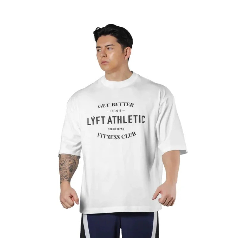 LYFT ATHLETIC เสื้อยืดลายพิมพ์อเมริกัน เสื้อยืดแขนสั้นสไตล์คลาสสิคเรโทร เสื้อฟิตเนสสำหรับกีฬา ทรงหลว