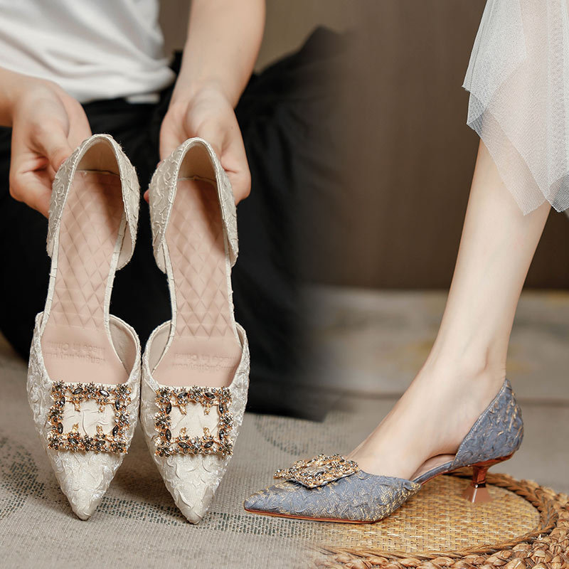 2025 Baotou รองเท้าแตะผู้หญิงกลางส้น Pointed Toe Stiletto ส้นสไตล์นางฟ้ารองเท้าส้นสูงขนาดเล็กแฟชั่น 
