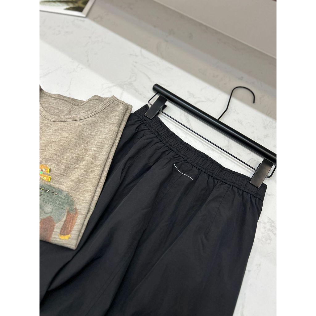 J5FL Mai***ela Mid-length skirt with elastic waist design, practical side pockets, and a figure-flat