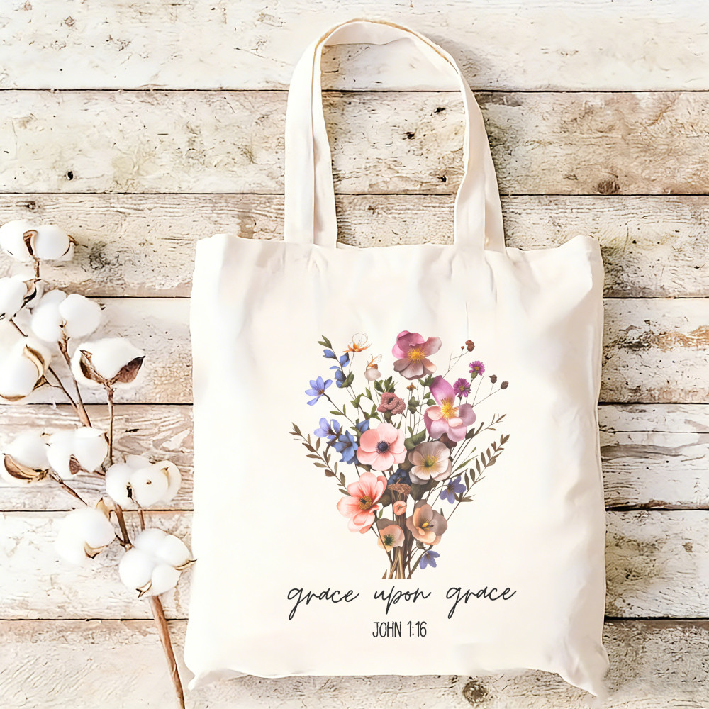 กระเป๋าผ้าแคนวาสความจุขนาดใหญ่สําหรับผู้หญิง Floral Verse John 1:17 พิมพ์สีเบจสีชมพู Reu