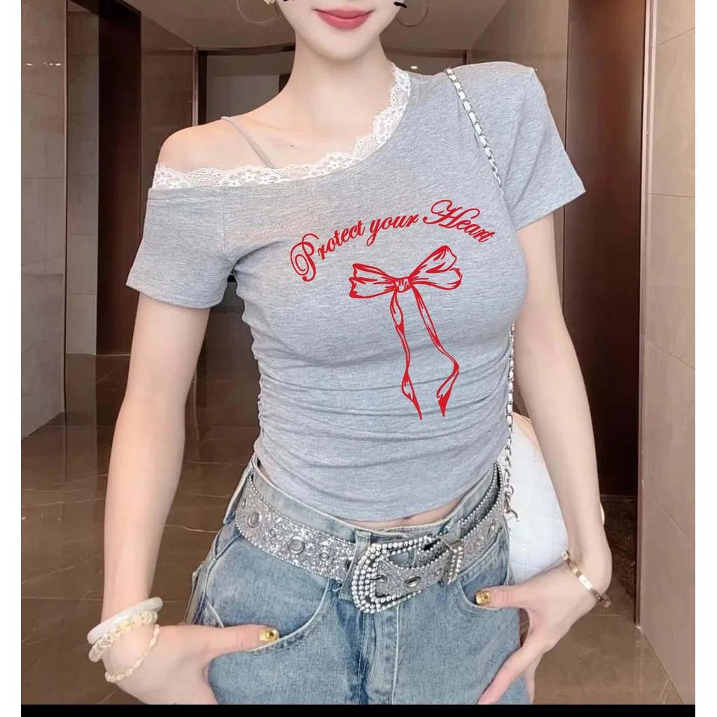 ส่ง24ชั่วโมง✨ เสื้อทีเชิร์ตคอเอียงขอบลูกไม้ ลายดอกไม้แดง ทรงรัดรูปครอปท็อป ผ้ายืดคุณภาพสูง | สีขาว/ดำ/เทา
