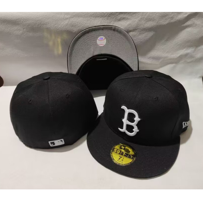 หมวกแก๊ปBoston สีดำทั้งใบมีโลโก้ขาว ดีไซน์แบนเรียบ เหมาะสำหรับสไตล์ฮิปฮอป
