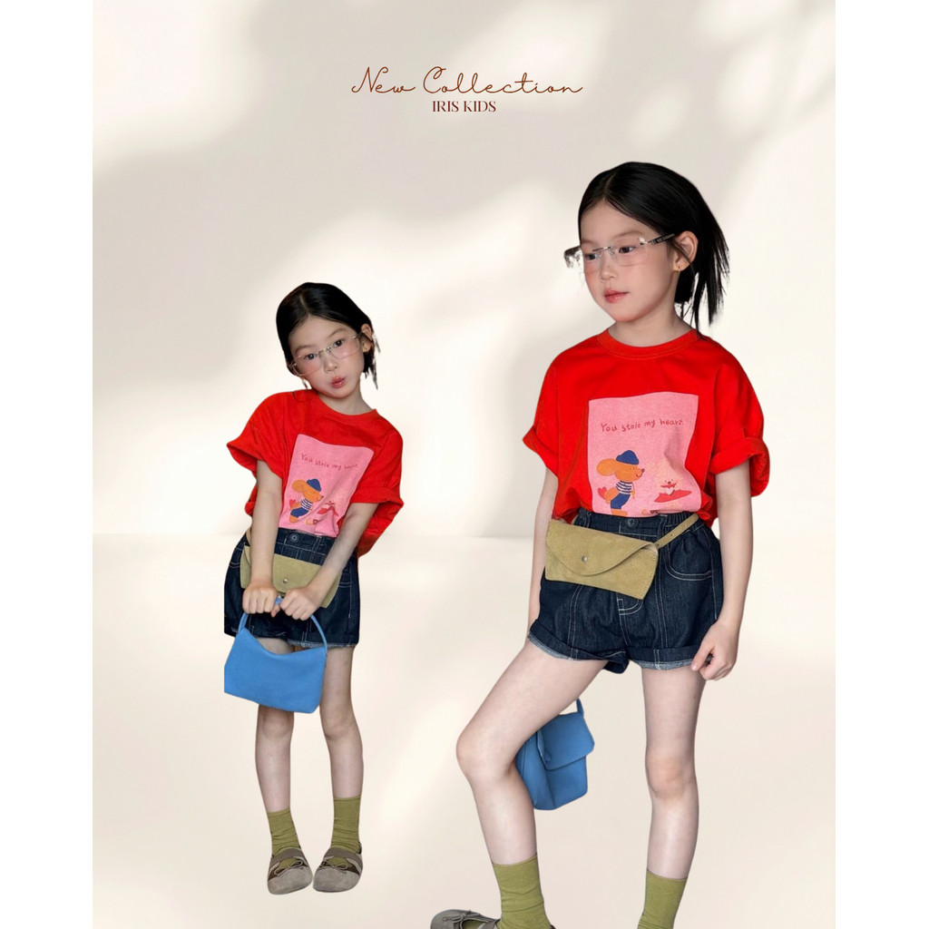 「สินค้าลิขสิทธิ์แท้」IRIS KIDS 26ss IKS260329 Cute Love Story Set เสื้อยืดเด็กสีแดง ลายการ์ตูน กางเกงยีนส์ สายแฟชั่น