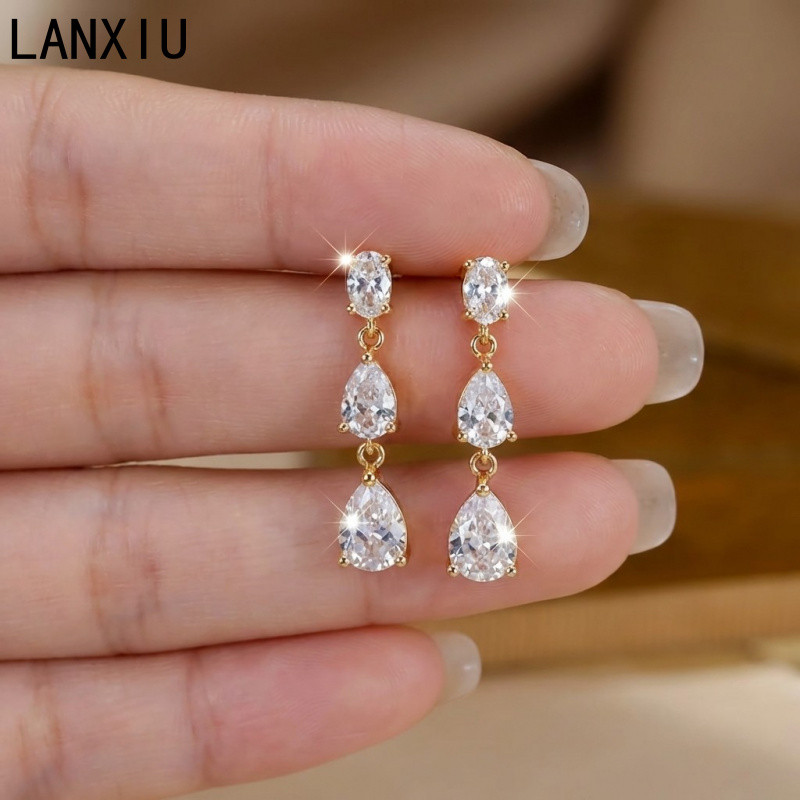 LANXIU Elegant Gold Tone ต่างหูทองแดงเพทายหยดน้ำ ออกแบบเป็นทรงมุกสามชั้น เหมาะสำหรับงานแต่งงาน