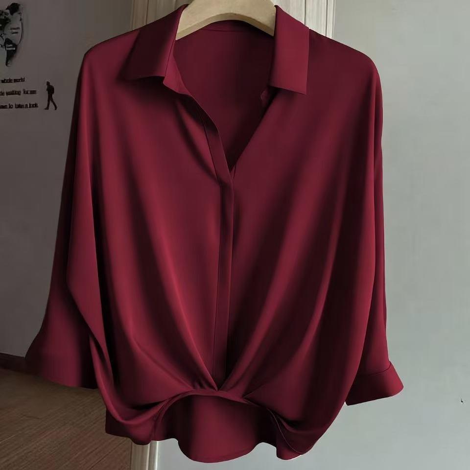 เสื้อเบลาส์ผ้าซาตินแขนยาวสำหรับผู้หญิง มีการออกแบบปกและจับจีบ สีคลาสสิก เหมาะสำหรับชุดทำงานและวันธรรมดา – โปรปัง