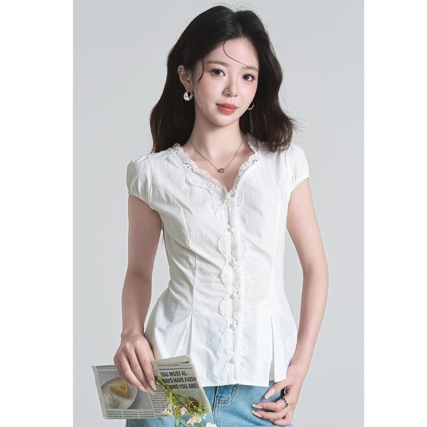 Elly พร้อมส่ง เสื้อเชิ้ตแขนสั้นลูกไม้ หรูเริ่ดเซ็กซี่แฟชั่น คอวี สไตล์ฝรั่งเศส ทรงกระชับเอว ใส่แล้วดูผม ทรงเข้ารูป ราคา ถูกที่สุด ดีลบีเคเค แกลเลอรีภาพที่ 7