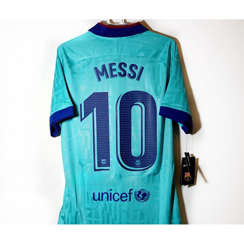 เสื้อฟุตบอล retro ทีมบาร์เซโลนา มีไซต์ S-XXL ออกแบบโดย Messi, Iniesta, และ Coutinho