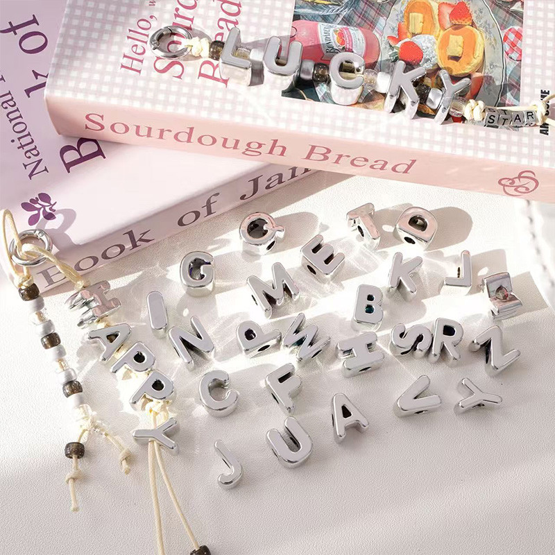 อะคริลิคลูกปัดเคลือบเงินขนาดใหญ่ 26 ตัวอักษร สำหรับทำเครื่องประดับ DIY พร้อมสายโซ่และอุปกรณ์เสริม