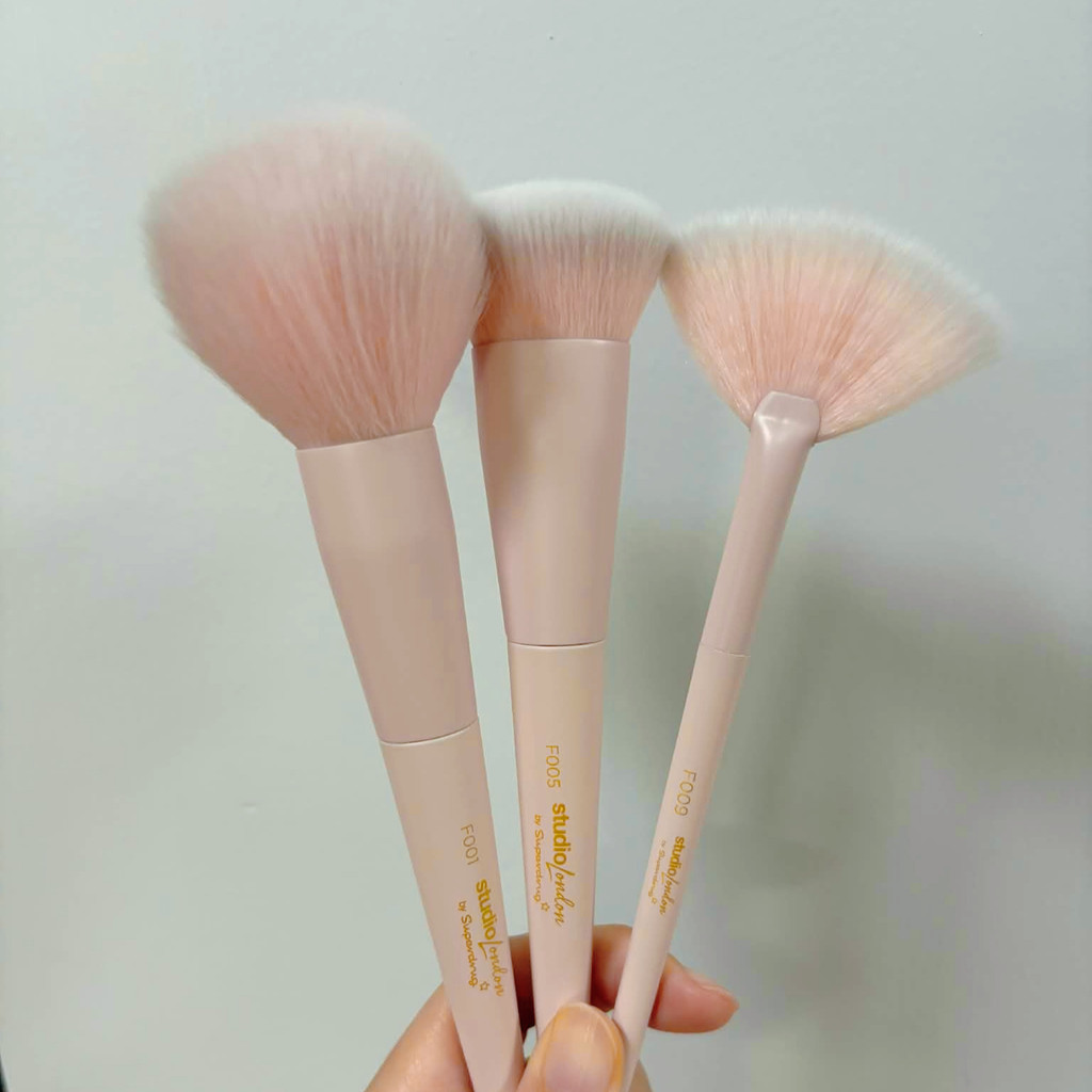 สินค้าสำหรับแถม แปรงแต่งหน้า studio London by Superdrug