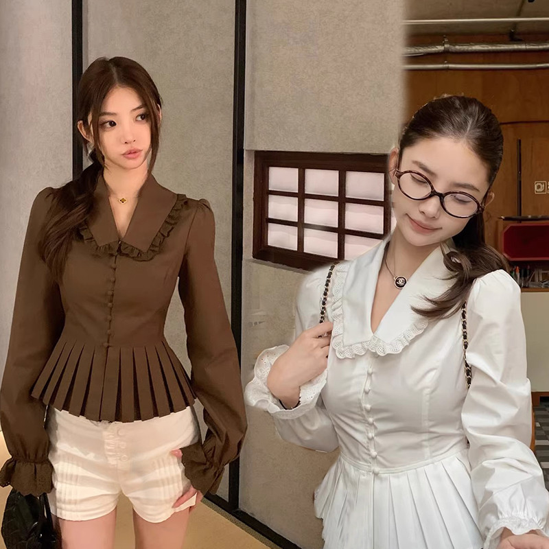 w688 เสื้อเชิ้ตแขนยาวคอปกดีไซน์เก๋ไก๋จาก akifoon.store โดดเด่นด้วยแขนบาน ดีไซน์จับจีบ และเข้ารูปช่วงเอว เหมาะสำหรับสวมใส