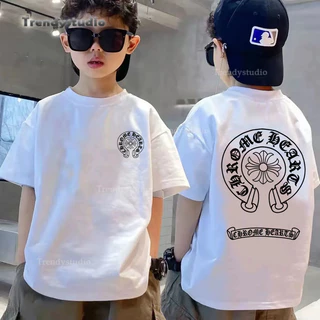 (จัดส่งตลอด 24 ชั่วโมง)เสื้อไทศิร์ตเด็กผู้ชายรุ่นใหม่ฤดูร้อน 2026 สีขาวพร้อมพิมพ์อักษร คอโค้งแฟชั่นและเป็นที่นิยมวันเด็ก
