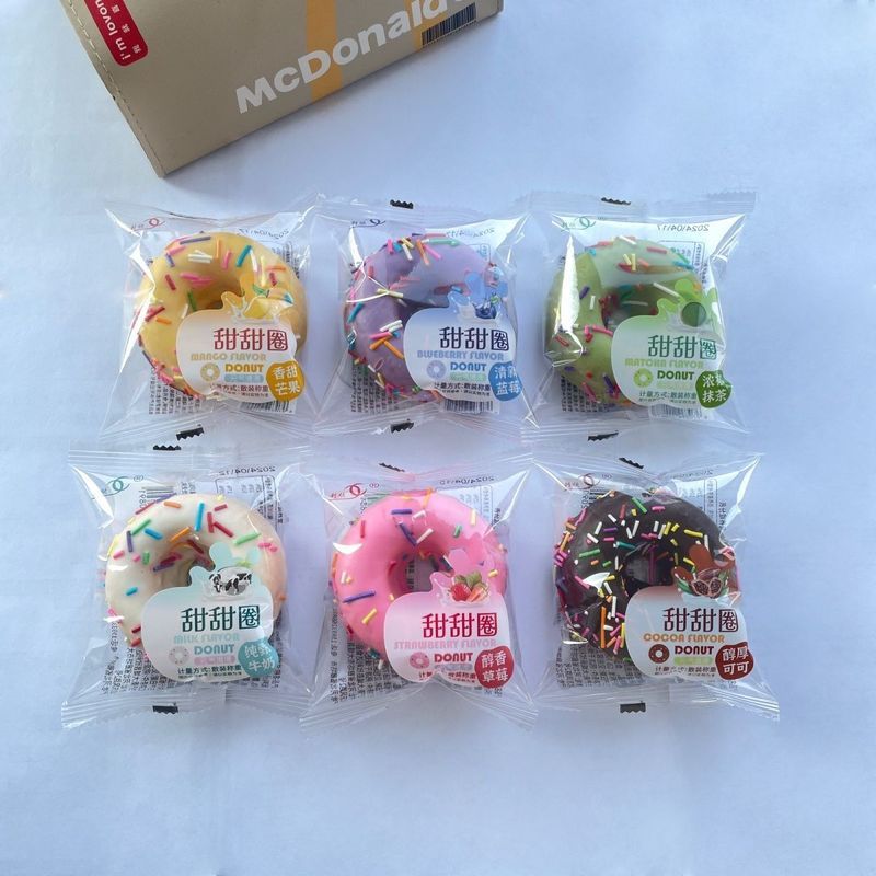 传统巧克力草莓牛奶蛋糕甜甜圈摆台糕点超市摆摊零食烘焙20260413Traditional Chocolate Strawberry Milk Cake Donuts Display Stand Pa