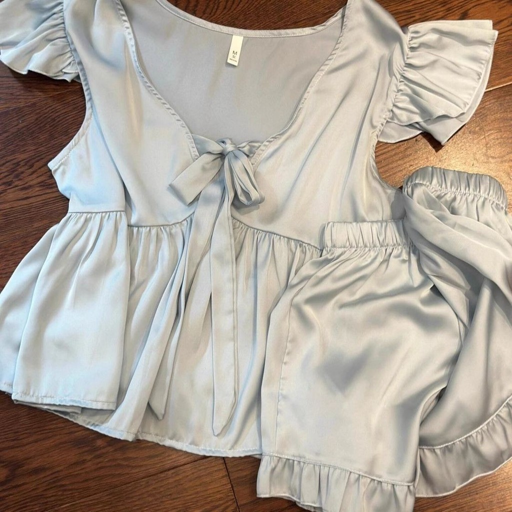 ชุดพักผ่อนผู้หญิงแบบพร้อมสวมใส่ ผ้านุ่มเย็น ลายสไตล์แฟชัน.FR V-neck กางเกงสั้น