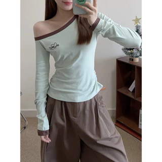 Vogue🌟พร้อมส่ง🌟 เสื้อแขนยาวเปิดไหล่สีเขียว สไตล์มินิมอล ผ้านุ่มใส่ง่าย (FY4484)