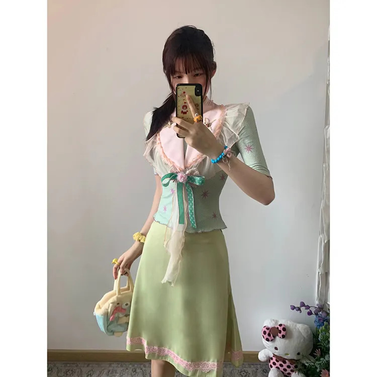 เซตแฟชันผู้หญิง: เสื้อยืดแขนสั้นลายพิมพ์วินเทจและกระโปรงเอ