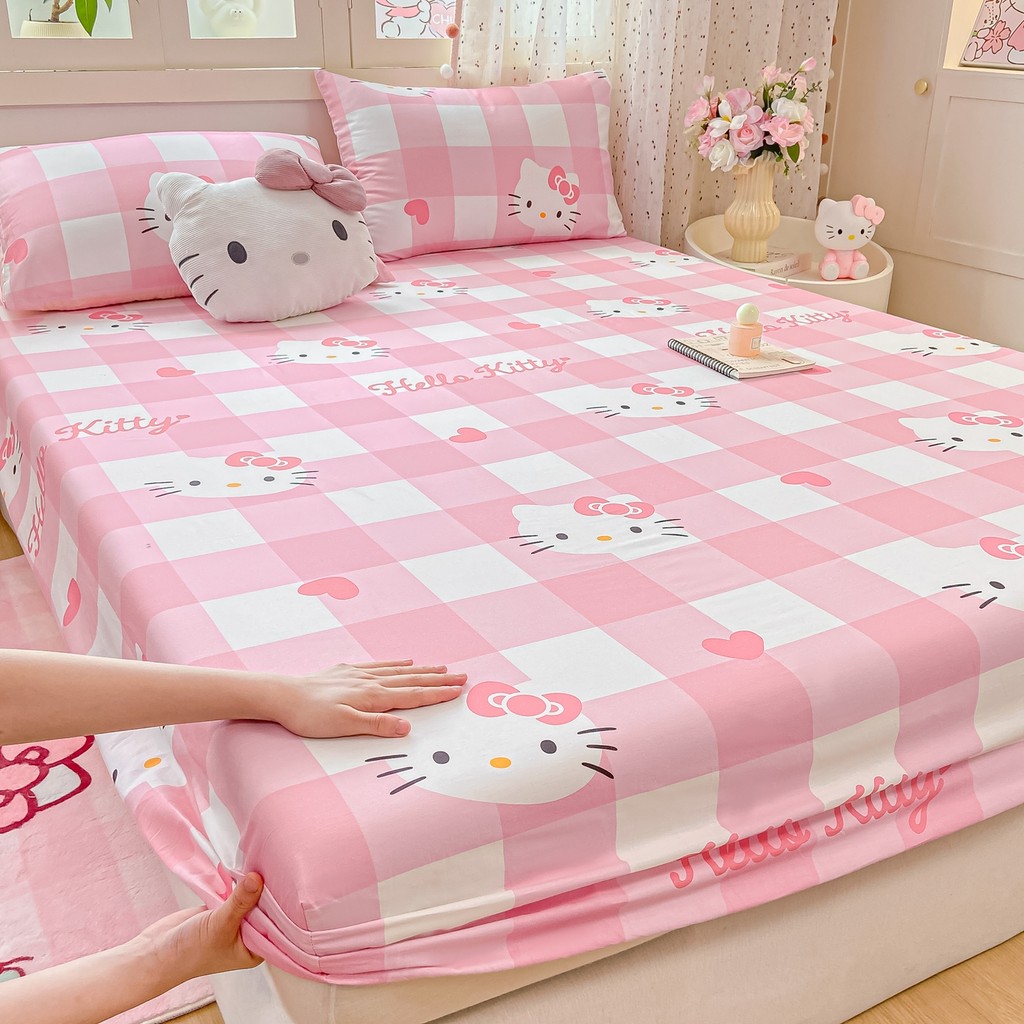 ผ้าปูที่นอน Hello Kitty คอตตอน 100% ลาย Sanrio สุดน่ารัก เนื้อผ้านุ่ม ระบายอากาศดี นอนสบาย ไม่ร้อน มีไซส์ 3.5/5/6 ฟุต แต่งห้องนอนสีชมพู
