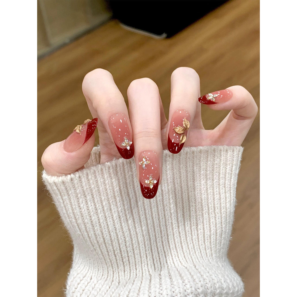 สีแดงฝรั่งเศสที่ทําด้วยมือสวมใส่เล็บฤดูใบไม้ร่วงฤดูหนาว 2025 สไตล์ใหม่สีขาวความยาวปานกลางเล็บแพทช์เกรดสูงอัลมอนด์เล็บ ปะ