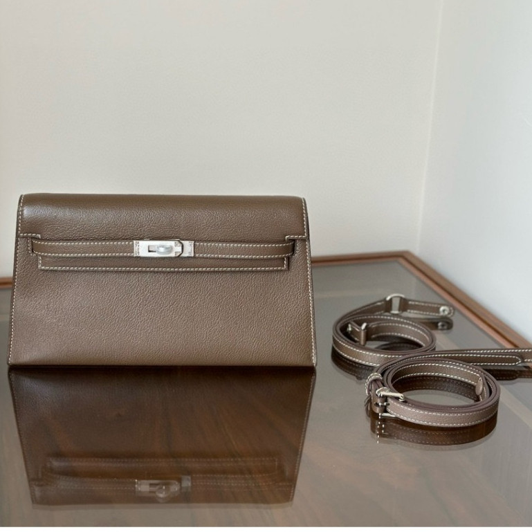 กระเป๋าสะพายใต้วงแขนKelly Elan ของแท้ แบบสายเฉียง สไตล์คลัทช์ XU16