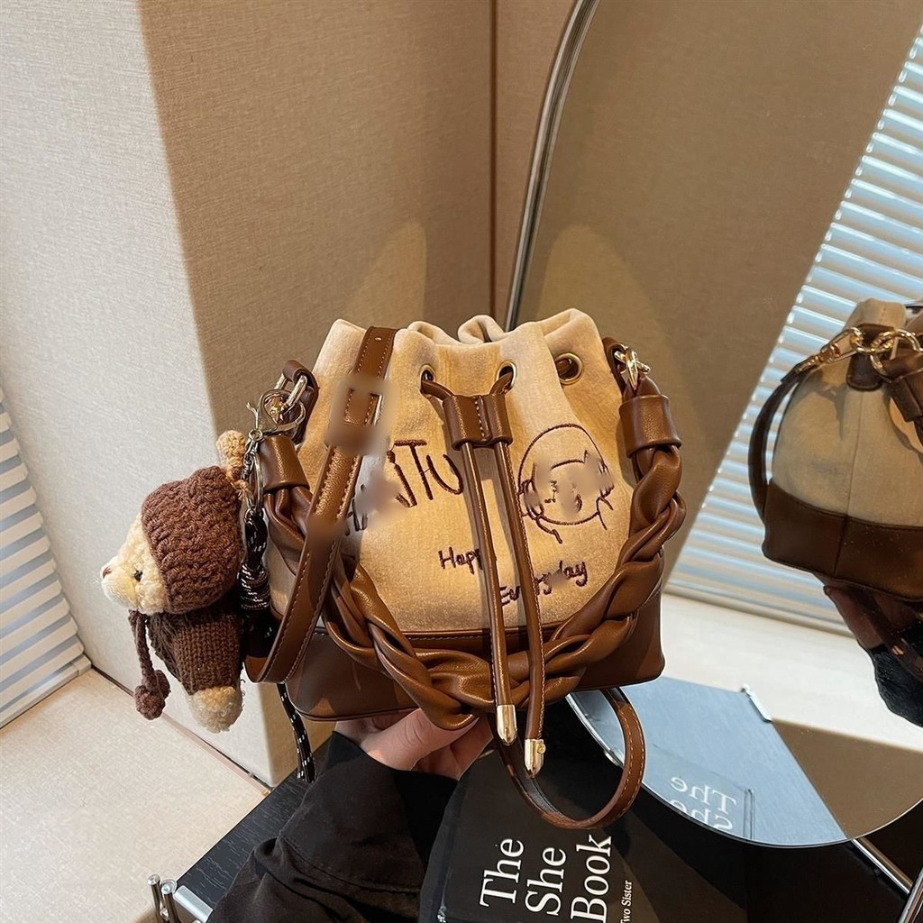 女包2025通勤时尚流行简约休闲斜挎百搭麻花手提水桶包女包2025通勤时尚流行简约休闲斜挎百搭麻花手提水桶 gn0gir9S5Q1221