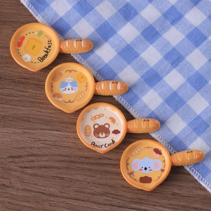 ขนมปังกระทะจำลองสไตล์การ์ตูน พร้อมอุปกรณ์ตกแต่งบ้านและของเล่นขนาดเล็ก