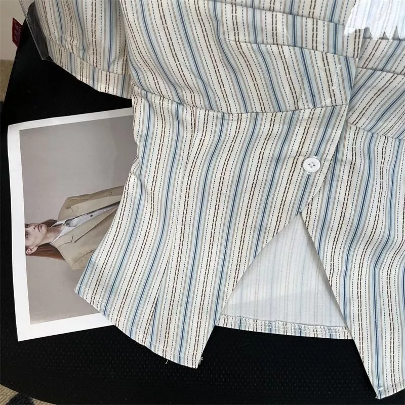 COCO เสื้อสุภาพสตรี แขนสั้น คอวี ลายดอกไม้ ทรง Slim Fit thumbnail 9