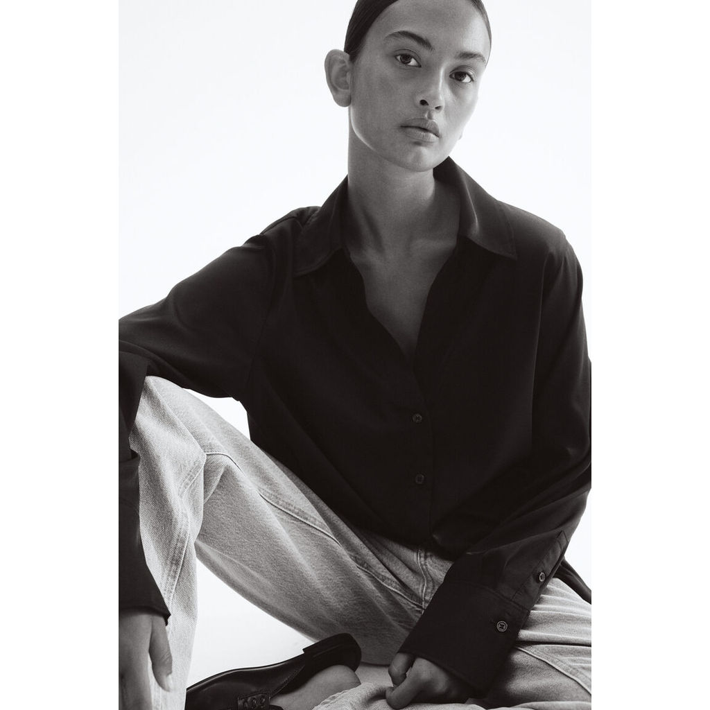H&M(เอชแอนด์เอ็ม) เสื้อเบลาส์ คอวี Women V-neck blouse 0939703_22
