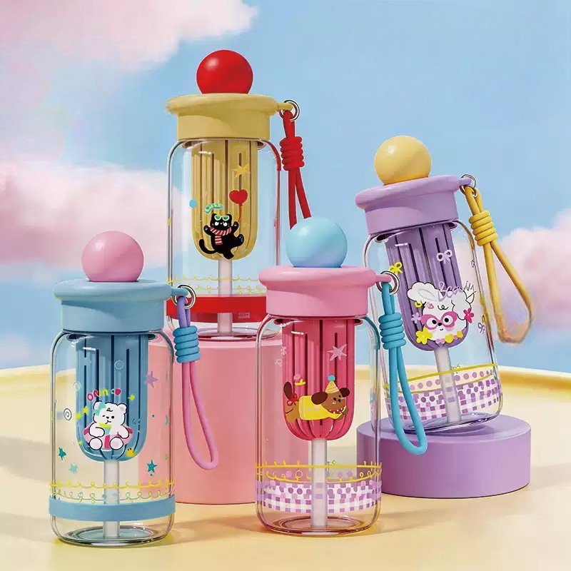 [BZ08] ขวดน้ำลายการ์ตูนน่ารัก สีพาสเทล สุดคิ้วท์ พร้อมสายคล้อง พกพาง่าย ฝาปิดแน่น มีหลอดในตัว – โปรปัง