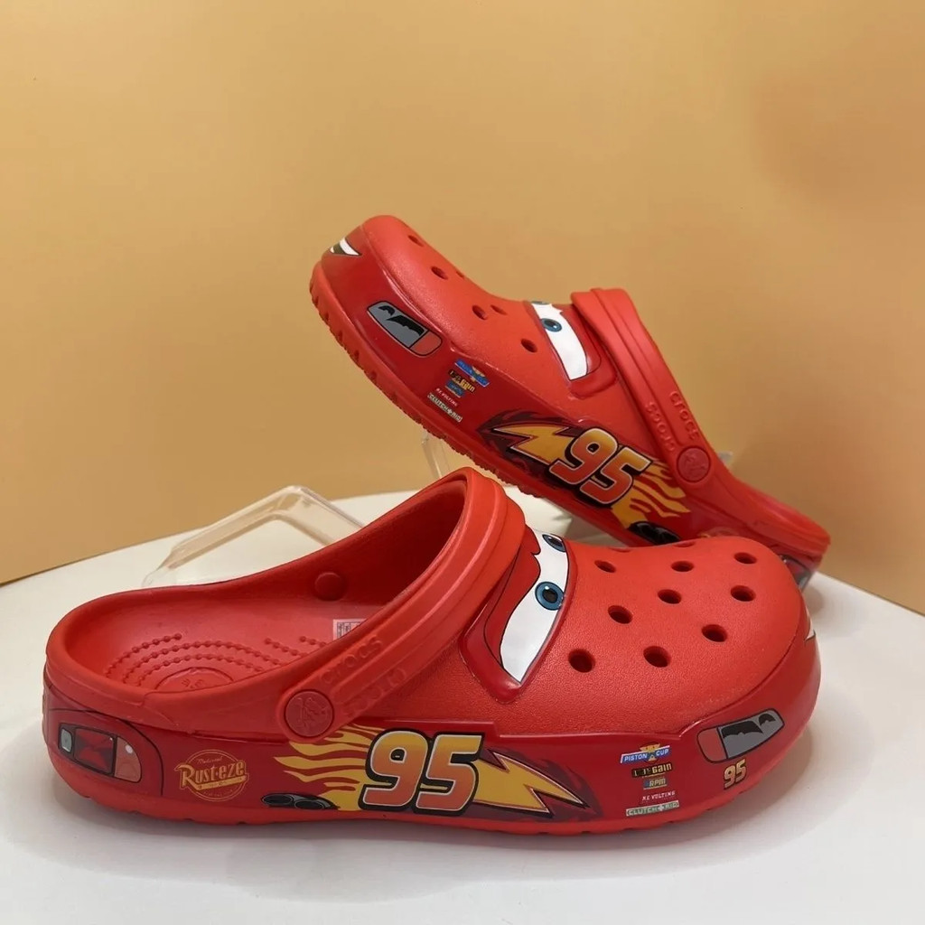 Lightning McQueen Racing Story Co-Branded ผู้ชายผู้หญิงชายหาดกลางแจ้งแฟชั่น Breathable Anti-Slip Hole รองเท้ารองเท้าแตะ