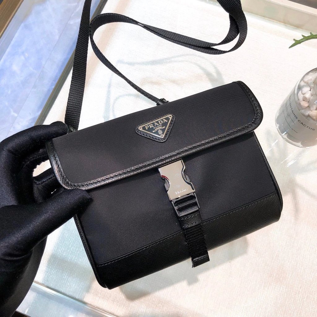กระเป๋า Messenger Prada แบบคาดหน้าอก สำหรับทั้งผู้ชายและผู้หญิง โมเดล 2ZH108
