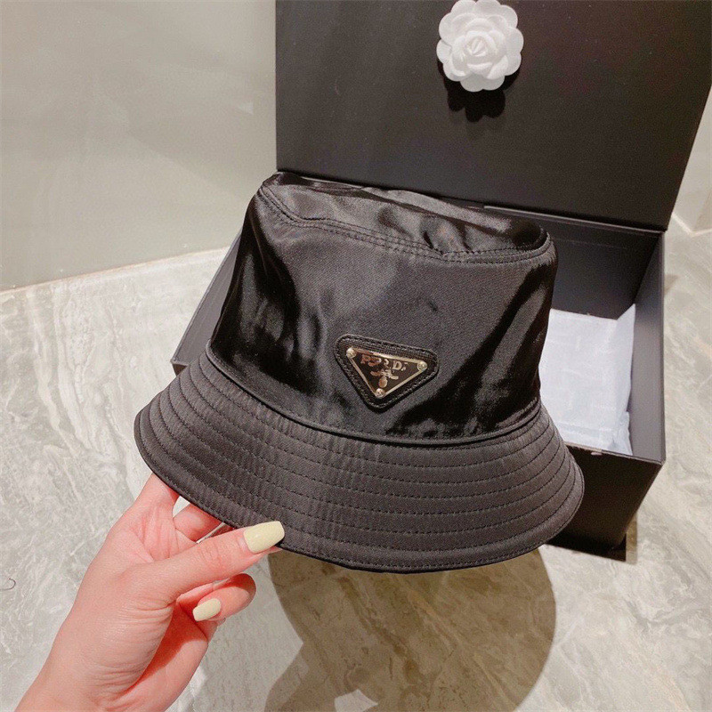 Jj สไตล์ใหม่ P Home High-End รุ่นคลาสสิกสีดําหมวกโลหะคลาสสิกสามเหลี่ยมโลโก้โลโก้ Badge Unisex หมวกถั